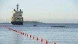 Kabel telekomunikasi bawah laut C-Lion1 ditarik untuk ditaruh ke dasar Laut Baltik oleh kapal "Ile de Brehat" di lepas pantai di Helsinki, Finlandia, pada 12 Oktober 2015. (Foto: Heikki Saukkomaa/Lehtikuva/AFP) 