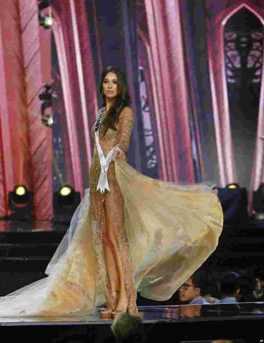 在马尼拉举行的2017年环球小姐大赛中，来自波兰的选手身穿晚礼服（2017年1月26日）。