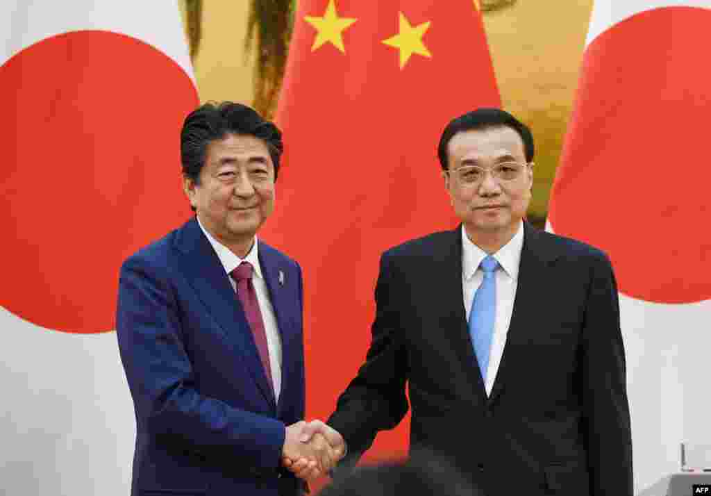 2018年10月25日，中国总理李克强在人民大会堂和日本首相安倍握手。 这是安倍就任首相以来首次正式访问中国，参加中日和平友好条约缔结40周年纪念活动。 路透社报道，中国在过去一年与美国陷入不断升级的贸易纠纷之际，谋求加强同日本缓和关系。而日本在担忧中国不断扩张的军力的同时，也希望加强与中国这一最大贸易伙伴的经济关系。但与美国也有贸易问题的日本需要处理好与中国的关系缓和，以免激怒其主要安全盟友美国。安倍过去到北京和杭州参加过国际会议，例如 2014年11月，安倍在北京参加亚太经合组织APEC峰会之际，与习近平尴尬地首次见面，&ldquo;破冰握手&rdquo;。