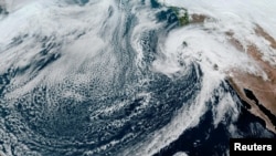 Esta imagen de satélite ofrecida por la Oficina Nacional de Administración Oceánica y Atmosférica (NOAA) ofrece una vista de la megatormenta o río atmosférico en las cosas de California este 4 de febrero de 2024.