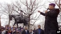 Le révérend Jesse Jackson pointe du doigt une statue confédérée du General Robert E. Lee pendant un rassemblement à Baltimore. 16 août 2017