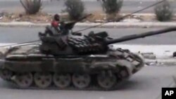 2일 시리아 반군 거점지 다라아에 진출한 시리아군 탱크. 샴 네트워크 제공.