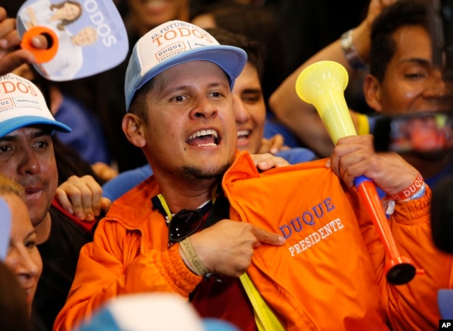 Partidarios de Iván Duque celebran su victoria en el balotaje en Bogotá, Colombia, el domingo, 17 de junio de 2018.