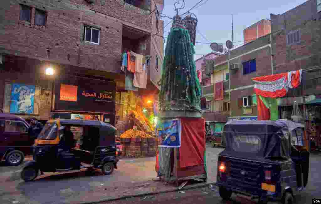 Residents of &quot;Garbage City,&quot; a largely Coptic neighborhood of eastern Cairo, put up a Christmas tree made of materials including recycled plastic. (Hamada Elrasam/VOA) 