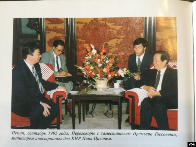 哈萨克总统托卡耶夫1995年9月担任外长时随同纳扎尔巴耶夫访华会晤中国外长钱其琛。托卡耶夫在他的书中透露，当时两国就曾讨论过新疆的哈萨克人问题。