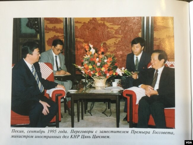 哈萨克总统托卡耶夫1995年9月担任外长时随同纳扎尔巴耶夫访华会晤中国外长钱其琛。托卡耶夫在他的书中透露,当时两国就曾讨论过新疆的哈萨克人问题。