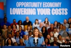 Wakil Presiden AS dan calon presiden dari Partai Demokrat Kamala Harris berpidato di sebuah acara di Hendrick Center for Automotive Excellence di Raleigh, North Carolina, AS, 16 Agustus 2024. (Foto: Reuters)