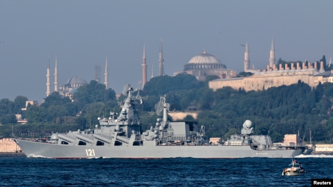 Ракетный крейсер «Москва» проходит Босфорский пролив. 18 июня 2021 года.