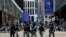 Policias antidisturbios dispersan una manifestación en las calles de Hong Kong, el 27 de mayo de 2020.