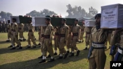 Binh sĩ Pakistan khiêng quan tài của các binh sĩ thiệt mạng trong vụ không kích nhầm của NATO tại Peshawar, ngày 27/11/2011