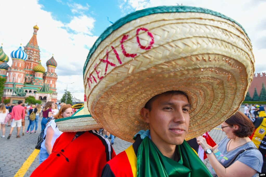 2018 러시아 월드컵 경기가 열리는 모스크바에서 남성이 멕시코 전통 모자인 솜브레로를 쓴 채 붉은 광장을 걷고 있다. 