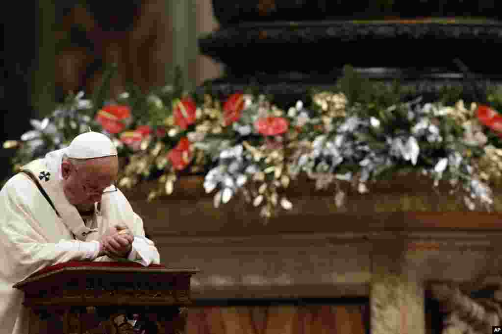 پوپ فرانسس نے جمعرات کو سینٹ پیٹرز بسلیکا میں، خصوصی دعائیہ کلمات کہے، اور یوں دنیا کے 1.2 ارب کیتھولکس کی قیادت کی رسم ادا کی۔