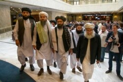 ملا عبد الحکیم (بائیں سے دوسرے نمبر پر ) طالبان کے عدالتی نظام کے بھی سربراہ ہیں۔ (فائل فوٹو)