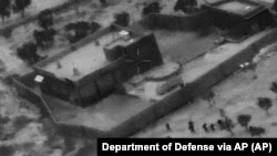 Gambar video yang dirilis oleh Departemen Pertahanan AS, 30 Oktober 2019, tampak Pasukan Khusus AS di sebelah kiri bawah menyerbu lokasi Pemimpin ISIS Abu Bakr al-Baghdadi, 26 Oktober 2019.