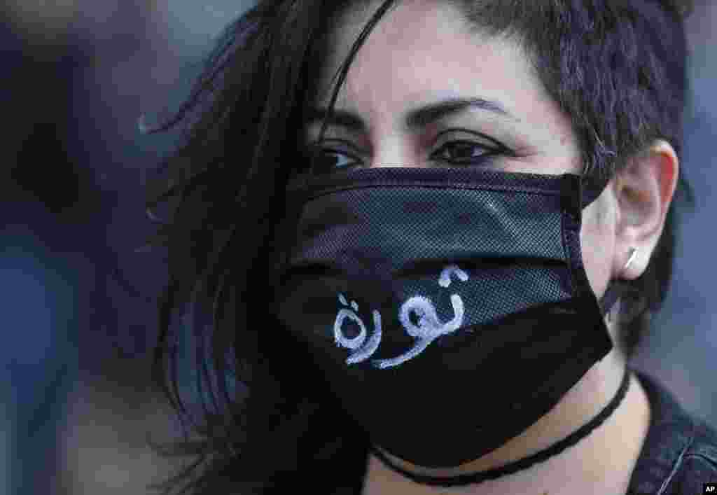 معترضان لبنانی دوباره به خیابان آمدند. روی ماسک این زن جوان کلمه &laquo;ثوره&raquo; به معنی انقلاب نوشته شده است.&nbsp; معترضان به مشکلات اقتصادی و گرانی مواد غذایی معترض هستند.&nbsp;
