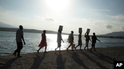 Miles de haitianos cruzan la frontera de su país para entrar a República Dominicana con la esperanza de mejorar su calidad de vida.