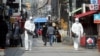 တောင်ကိုရီးယားနိုင်ငံ ဆိုးလ်မြို့က လမ်းတခုမှာ ဝတ်စုံပြည့်ဝတ်ပြီး ပိုးသတ်ဆေးဖျန်းနေတဲ့ ဝန်ထမ်း နှစ်ဦး။ (ဓာတ်ပုံ မေ၊ ၁၁၊ ၂၀၂၀)