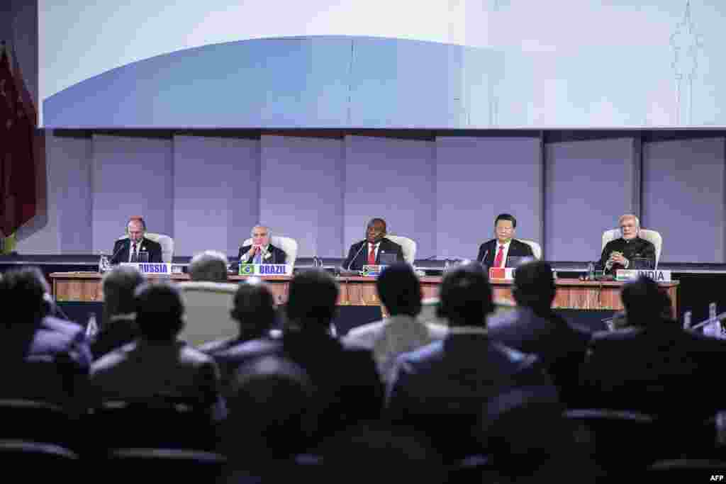 27일 남아프리카공화국 요하네스버그에서 열린 제10회 브릭스(BRICS) 정상회의에 러시아(왼쪽부터), 브라질, 남아프리카공화국, 중국, 인도 등 브릭스 회원국 정상들이 참석했다. 이 회의에서 브릭스 정상들은 세계무역기구(WTO) 규정에 따른 다자무역체제를 위한 협력을 강화하기로 했다.&nbsp;
