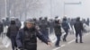 5 Ocak 2022 - Kazakistan'da akaryakıt zamlarına karşı patlak veren protestolarda göstericileri dağıtmaya çalışan çevik kuvvet polisi