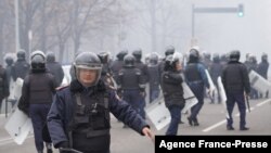 5 Ocak 2022 - Kazakistan'da akaryakıt zamlarına karşı patlak veren protestolarda göstericileri dağıtmaya çalışan çevik kuvvet polisi
