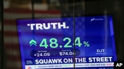 Cijena dionica za Truth Social prikazana u zgradi Nasdaq 26. marta 2024. u New Yorku.