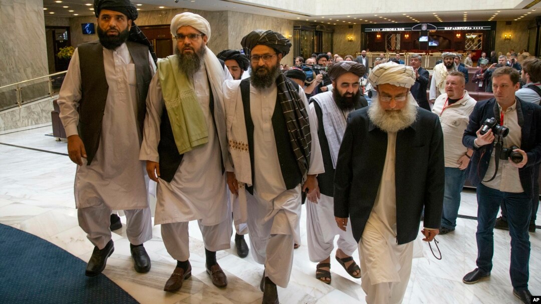 Mullah Abdul Ghani Baradar, pemimpin politik Taliban, ketiga dari kiri, tiba bersama anggota delegasi Taliban lainnya untuk menghadiri pembicaraan di Moskow, Rusia, 28 Mei 2019.