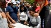 Jennifer Galíndez llora a su nieta, la bebé Damna Romero, quien murió durante las devastadoras inundaciones que azotaron Las Tejerias, Venezuela. REUTERS/Gaby Oraa