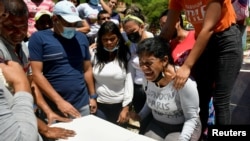 En fotos: Comienzan los entierros en Las Tejerías mientras continúa la búsqueda de desaparecidos 