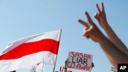 Partidarios de la oposición bielorrusa protestan en el centro de Minsk, la capital de Bielorrusia, el domingo 16 de agosto de 2020. 