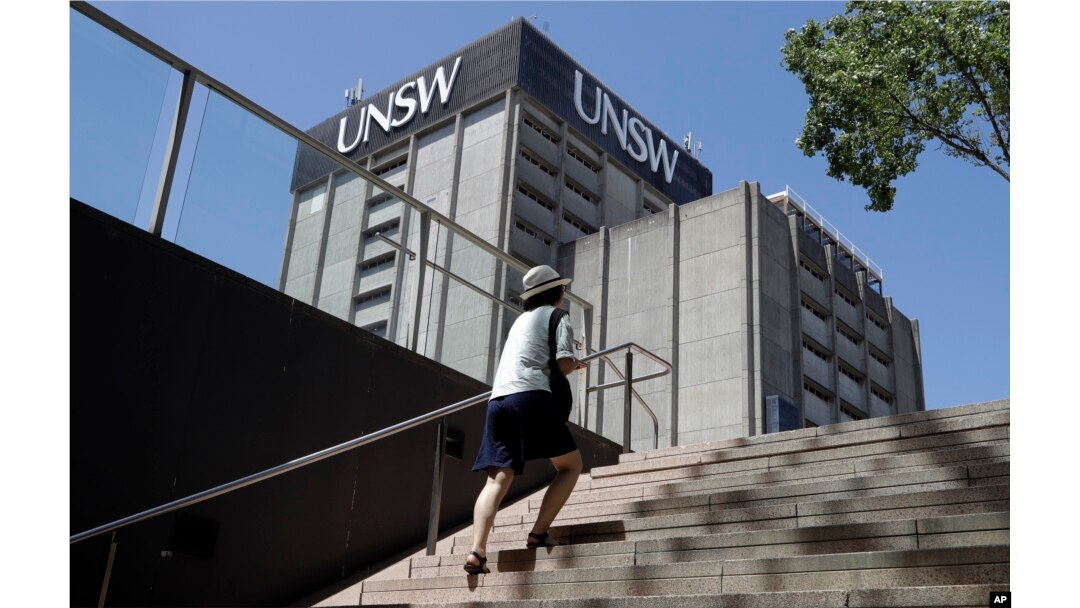 Seorang mahasiswa berjalan di sekitar kampus Universitas New South Wales di Sydney, Australia, Selasa, 1 Desember 2020. (Foto: AP)