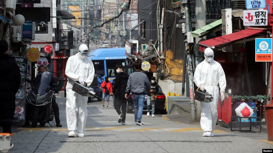 Nhân viên cách li phun thuốc khử trùng ở các tụ điểm ăn chơi về đêm ở khu Itaewon, sau một vụ bùng phát nhiễm virus corona (COVID-19), ở Seoul, Hàn Quốc, ngày 11 tháng 5, 2020. 