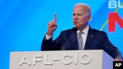 Presiden AS Joe Biden menyampaikan pidato dalam sebuah acara di Philadelphia, pada 14 Juni 2022. (Foto: AP/Susan Walsh)