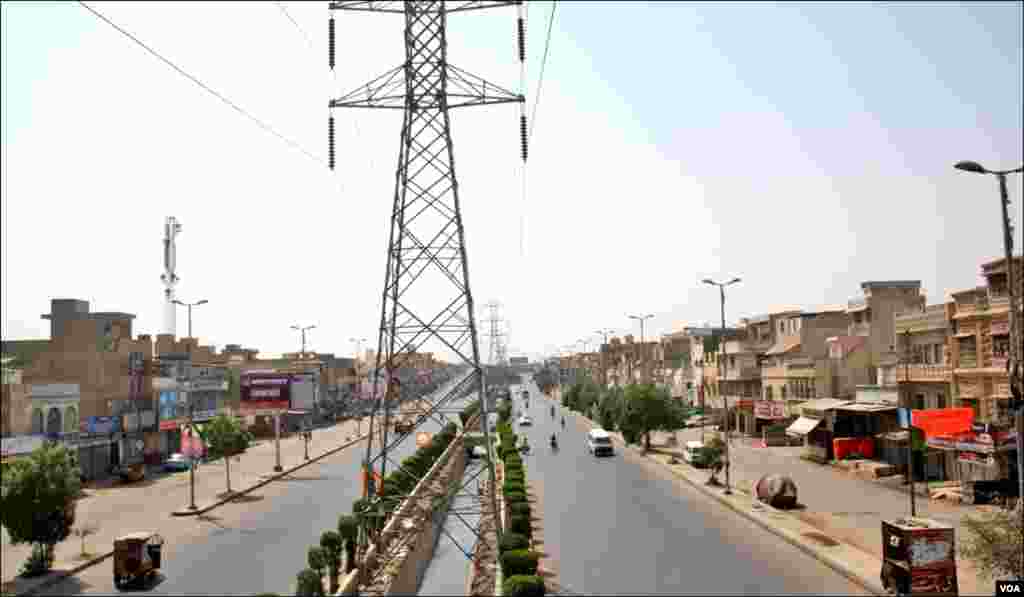 شہر کی دو رویہ سڑک پر ٹریفک نہ ہونے کے برابر ہے