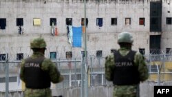 Soldados custodian la prisión de Turi, en Cuenca, Ecuador, el 24 de febrero de 2021, después de los motines que dejaron 79 muertos en varias cárceles del país.