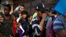 Migrantes cubanos esperan fuera de la Comisión Mexicana de Asistencia a Refugiados (COMAR) en Tapachula, México. [Archivo]