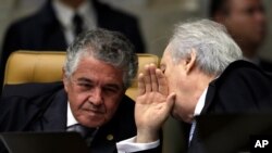 Brazil's Supreme Federal Court judge-rapporteur Marco Aurelio Mello, left, listens to Justice Ricardo Lewandowski, during a debate on when a defendant is to begin serving his sentence. Brasilia, Oct. 17, 2019. 