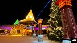 แฟ้ม - Santa Claus Village ใน Rovaniemi ฟินแลนด์ 4 ธ.ค. 2021 (AP Photo/James Brooks)