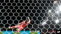 England's goalkeeper Mary Earps is unable to save a goal by Australia's Sam Kerr, left, during the Women's World Cup semifinal soccer match between Australia and England at Stadium Australia in Sydney, Australia, Wednesday, Aug. 16, 2023.
