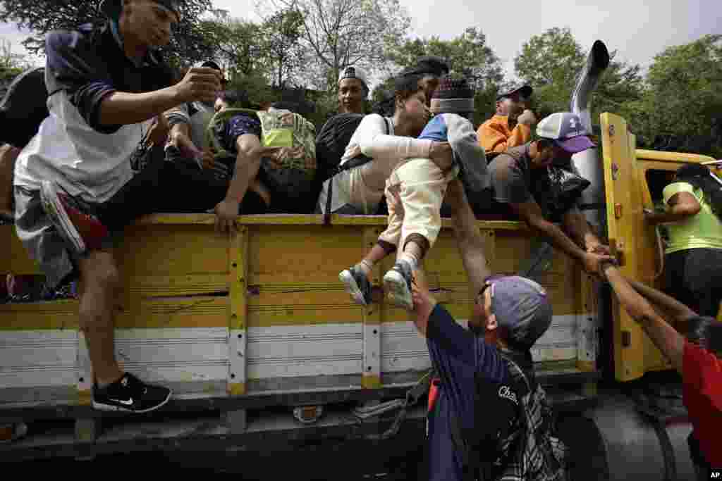 미국으로 향하는 온두라스인들이 과테말라 사카파에서 트럭에 올라타고 있다. 트럼프 대통령은 미국행 온두라스인을 막고 이들을 귀국시키지 않으면 온두라스에 제공하던 현금과 원조를 끊을 것이라고 경고했다.