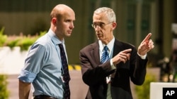 U.S. climate envoy Todd Stern, right, speaks with Marcin Korolec, Poland’s environment minister, Warsaw, Nov. 23, 2013.