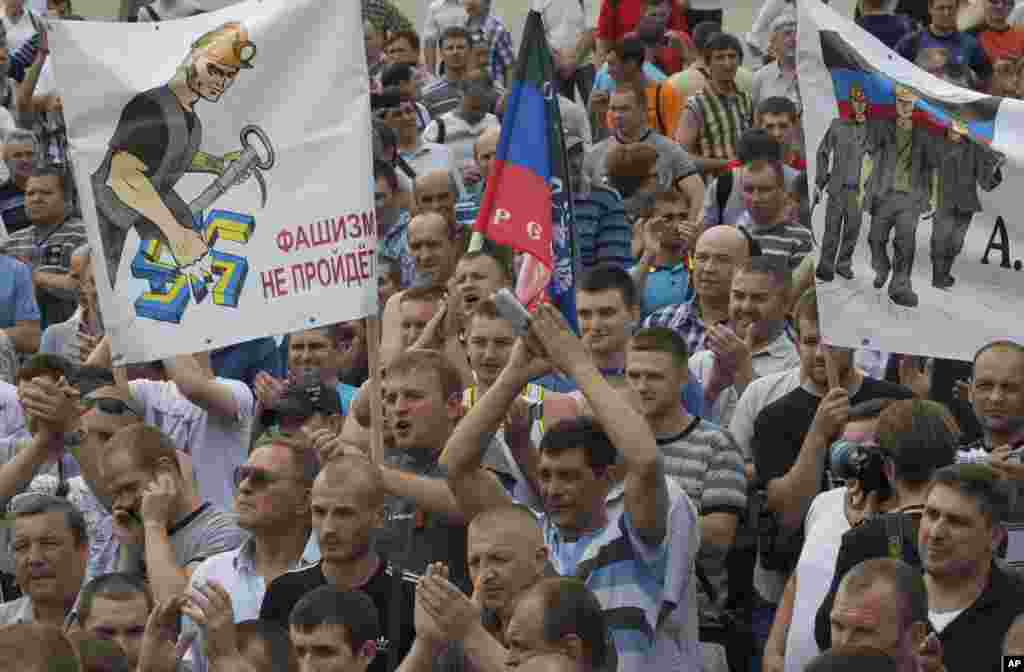 Sharqiy Ukrainaning Donetsk shahrida ko'mir koni ishchilari Ukraina harbiylarining shaharni tark etishini talab qilib namoyish o'tkazdi.