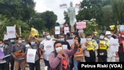 Jurnalis Surabaya melakukan aksi menolak kekerasan yang dilakukan polisi terhadap jurnalis Tempo di Surabaya saat lakukan peliputan (Foto:VOA/Petrus Riski).