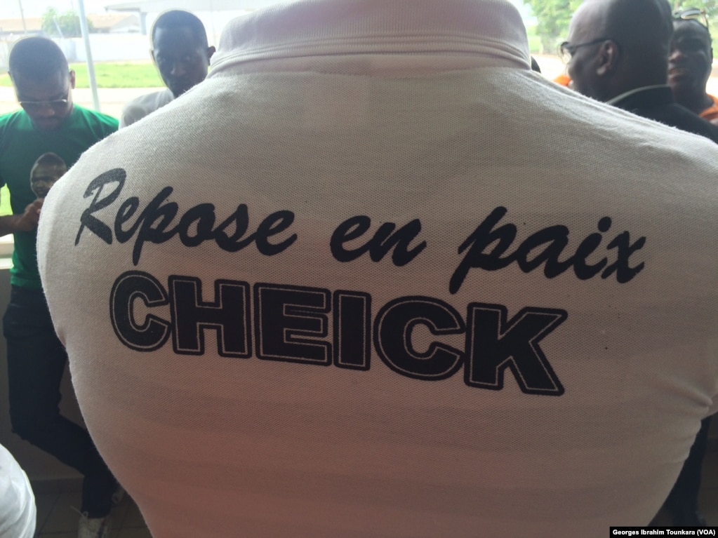 Un Ivoirien avec un tee-shirt &quot;repose en paix Cheick&quot;, à l&#39;aéroport d&#39;Abidjan, le 15 juin 2017. (VOA/Georges Ibrahim Tounkara)