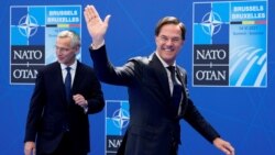 Sekjen NATO Jens Stoltenberg (kiri) menyambut Perdana Menteri Belanda, Mark Rutte pada KTT NATO di Brussel, Belgia (foto: dok). 