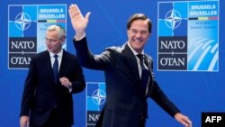 Sekjen NATO Jens Stoltenberg (kiri) menyambut Perdana Menteri Belanda, Mark Rutte pada KTT NATO di Brussel, Belgia (foto: dok). 