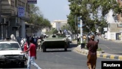 Kendaraan militer terlihat di kota pelabuhan Aden, Yaman (19/3). 