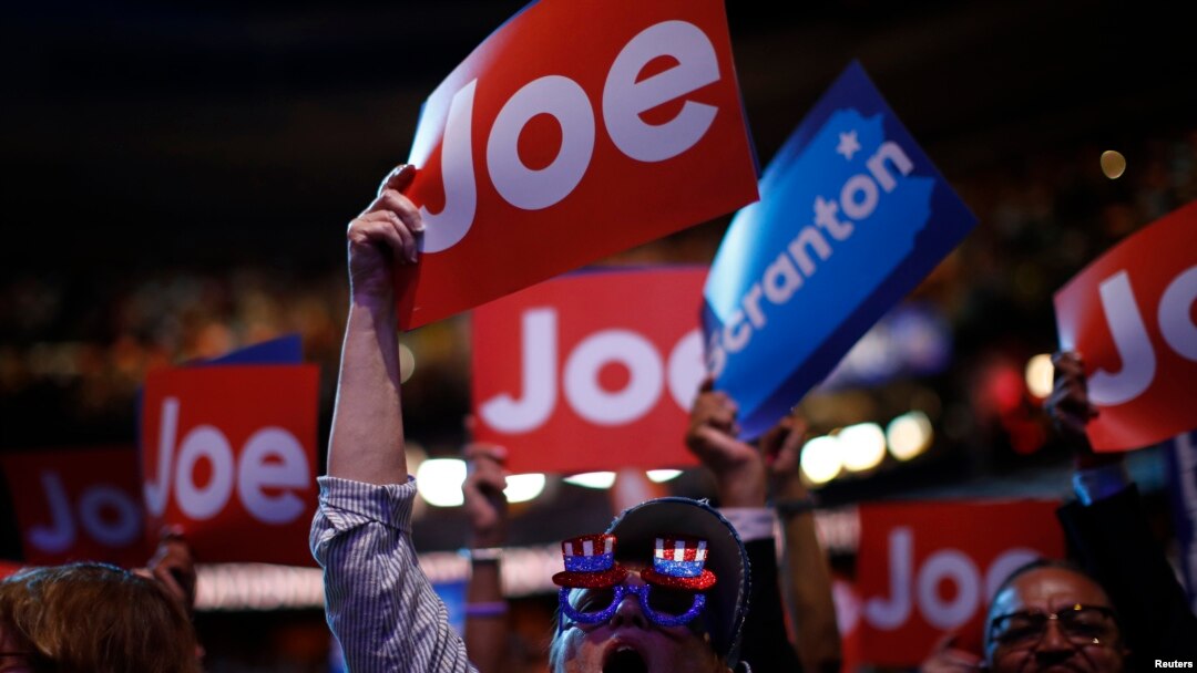 Salah seorang peserta konvensi Partai Demokrat menyemangati Joe Biden dalam konvensi di Philadelphia, Pennsylvania, 27 Juli 2016. (Foto: Reuters)