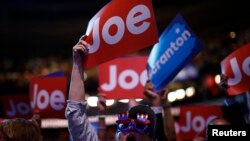 Salah seorang peserta konvensi Partai Demokrat menyemangati Joe Biden dalam konvensi di Philadelphia, Pennsylvania, 27 Juli 2016. (Foto: Reuters)