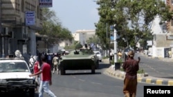 Xe quân sự được triển khai trên đường dẫn đến sân bay trong các cuộc đụng độ ở thành phố cảng Aden ở miền nam Yemen, ngày 19/3/2015.