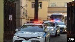 Polis maşınları Moskvada Lefortovo həbsxanasını tərk edən iki avtobusu müşaiyət edir.